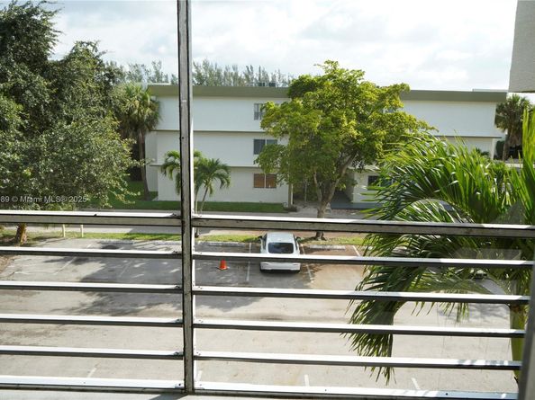 4215 N University Dr 301, Sunrise FL 33351