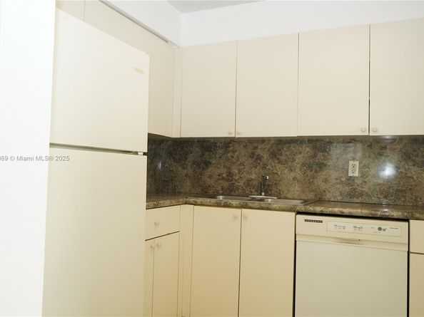 4215 N University Dr 301, Sunrise FL 33351