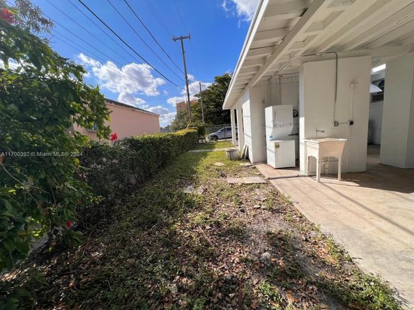 890 NW 55th St, Miami FL 33127
