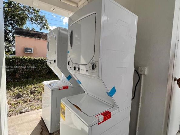 890 NW 55th St, Miami FL 33127