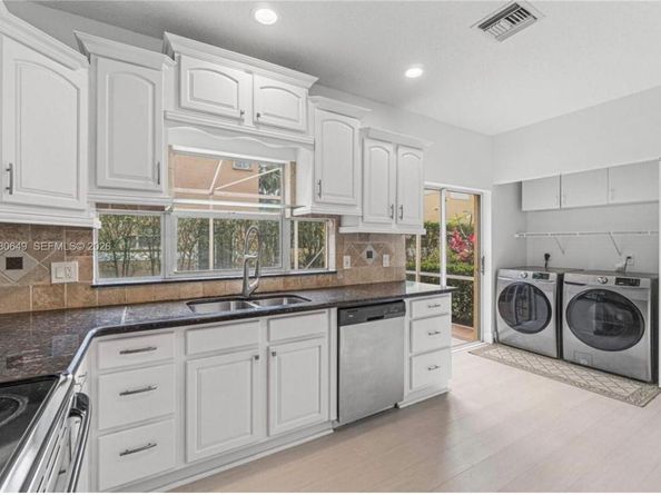 11407 S Lakeview Dr, Coral Springs FL 33071