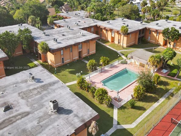 9459 SW 76th St R7, Miami FL 33173