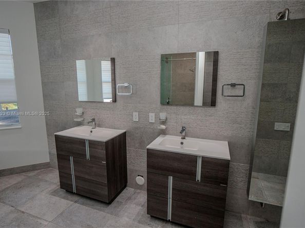 822 Meridian Ln, Hollywood FL 33019