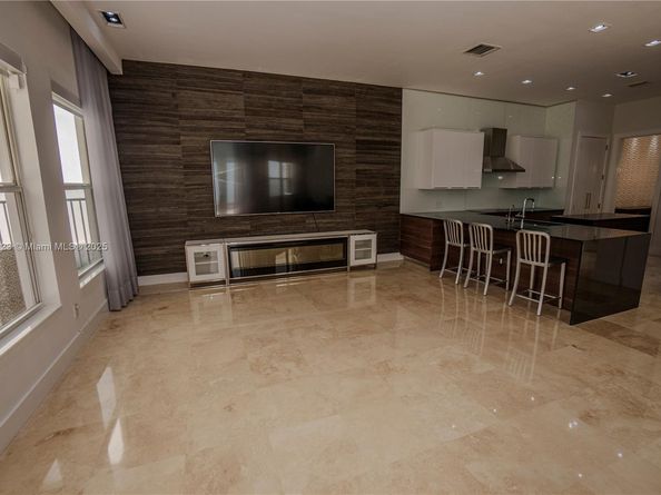 822 Meridian Ln, Hollywood FL 33019