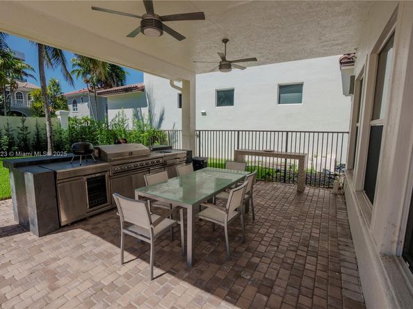 822 Meridian Ln, Hollywood FL 33019
