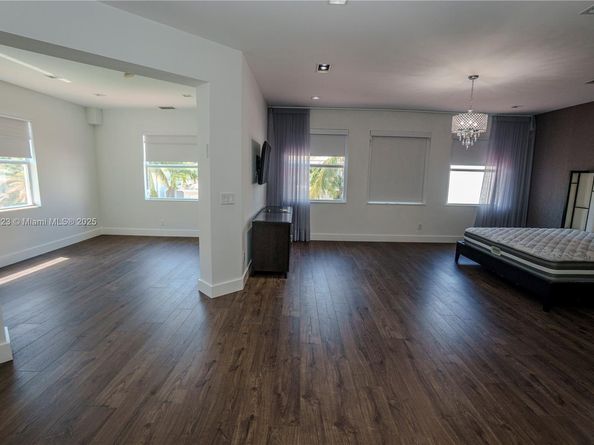 822 Meridian Ln, Hollywood FL 33019