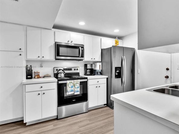 800 NE 195th St 716, Miami FL 33179
