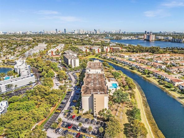 800 NE 195th St 716, Miami FL 33179