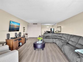 800 NE 195th St 716, Miami FL 33179