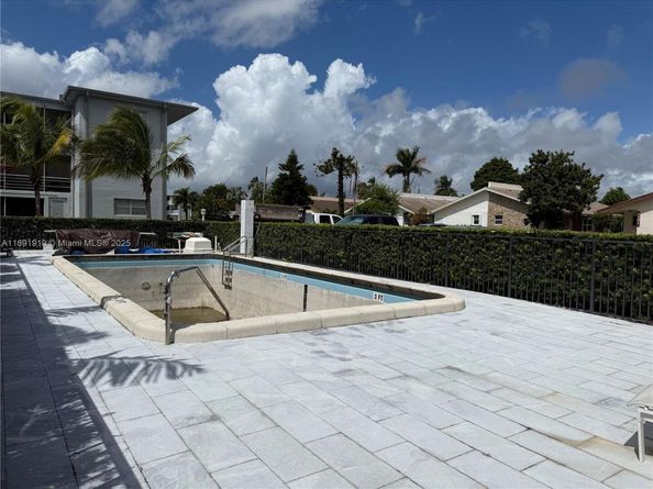 1100 NE 1st Ct 120, Hallandale Beach FL 33009