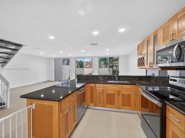 10275 NW 46th St, Doral FL 33178