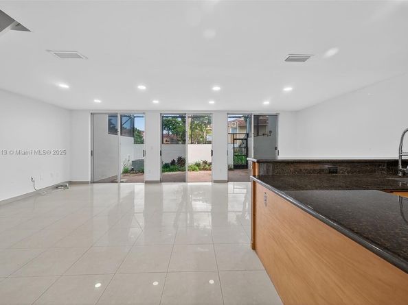 10275 NW 46th St, Doral FL 33178