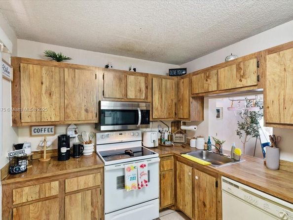 17000 NW 67th Ave 347, Hialeah FL 33015