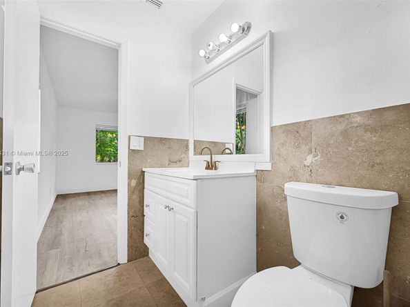 453 Lakeview Dr 1, Weston FL 33326