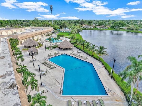 453 Lakeview Dr 1, Weston FL 33326