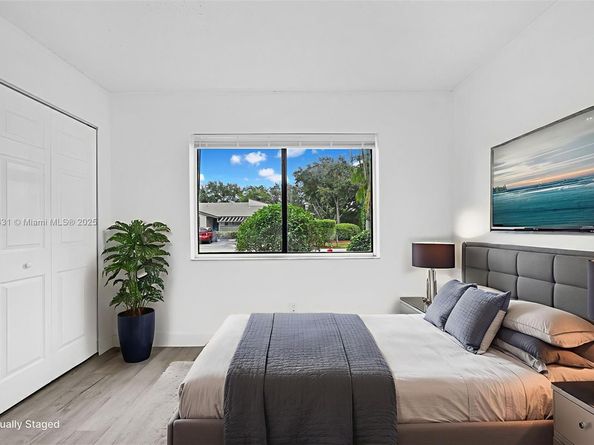 453 Lakeview Dr 1, Weston FL 33326