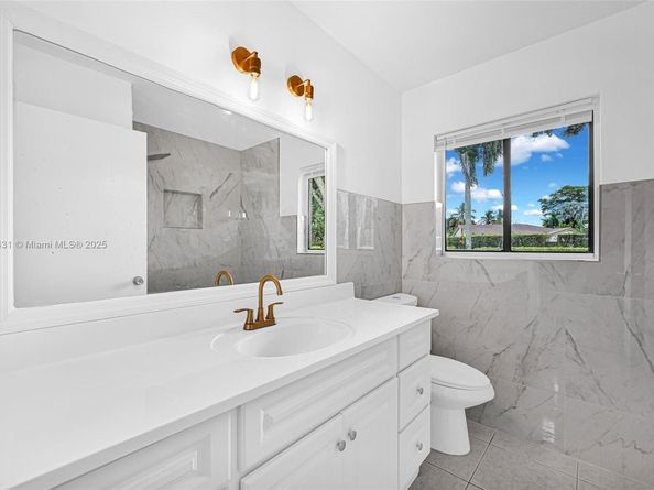 453 Lakeview Dr 1, Weston FL 33326