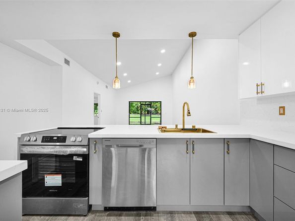 453 Lakeview Dr 1, Weston FL 33326