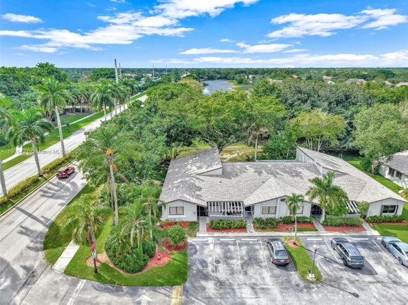 453 Lakeview Dr 1, Weston FL 33326