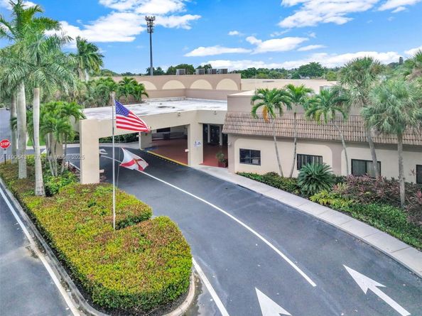 453 Lakeview Dr 1, Weston FL 33326