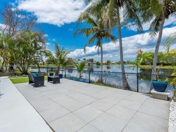 214 SW 180th Ave, Pembroke Pines FL 33029