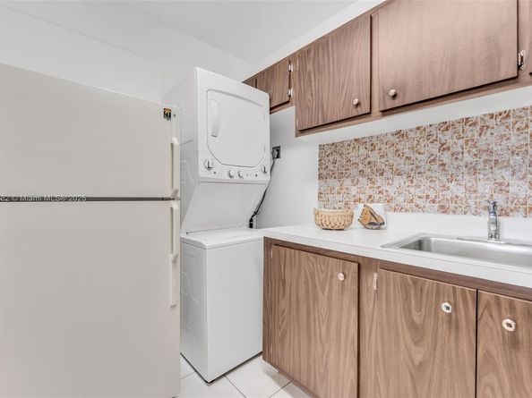 3661 SW 9th Ter 402, Miami FL 33135