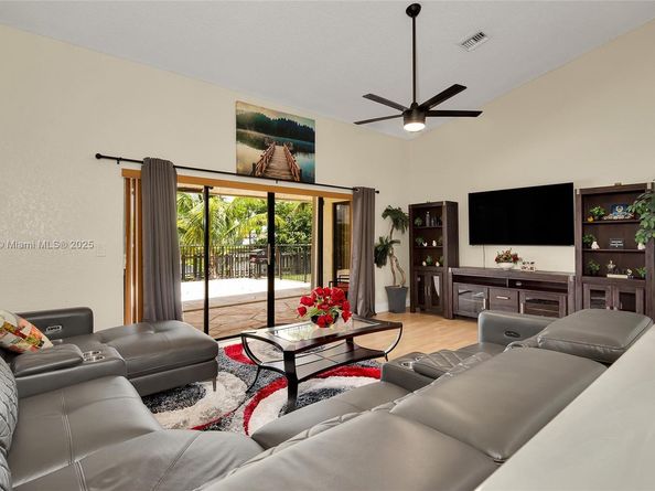 7921 NW 90th Ave, Tamarac FL 33321