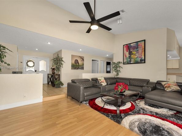 7921 NW 90th Ave, Tamarac FL 33321