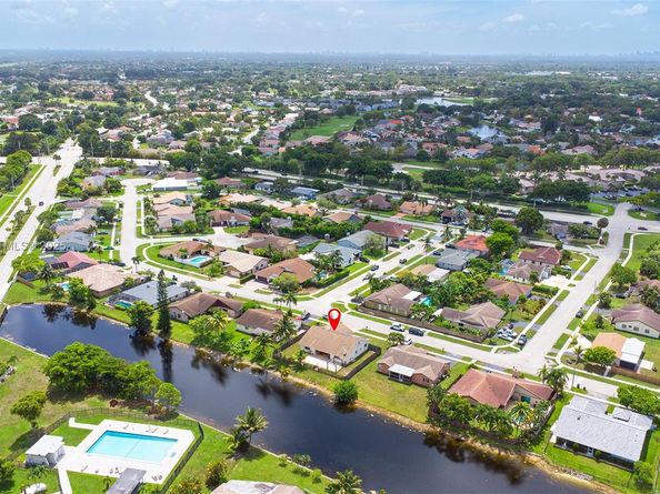 7921 NW 90th Ave, Tamarac FL 33321