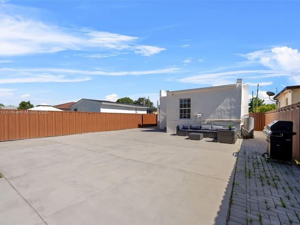 3151 NW 59th St, Miami FL 33142