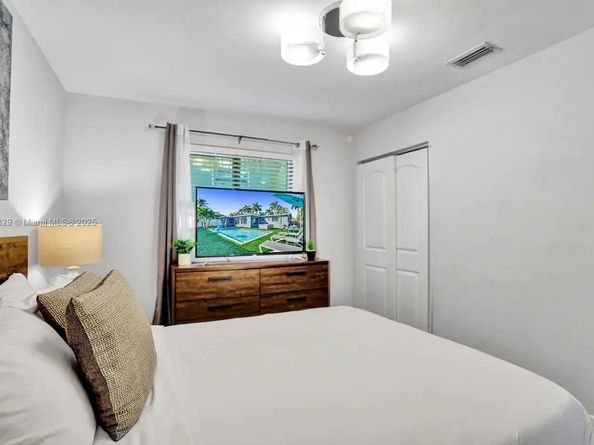 1024 NE 4th St, Hallandale Beach FL 33009