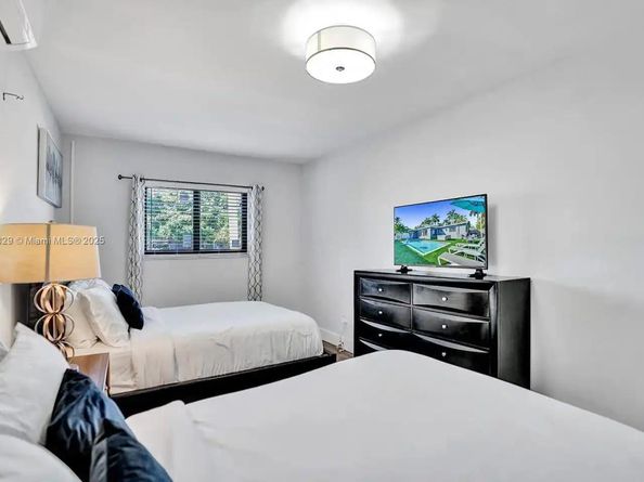 1024 NE 4th St, Hallandale Beach FL 33009