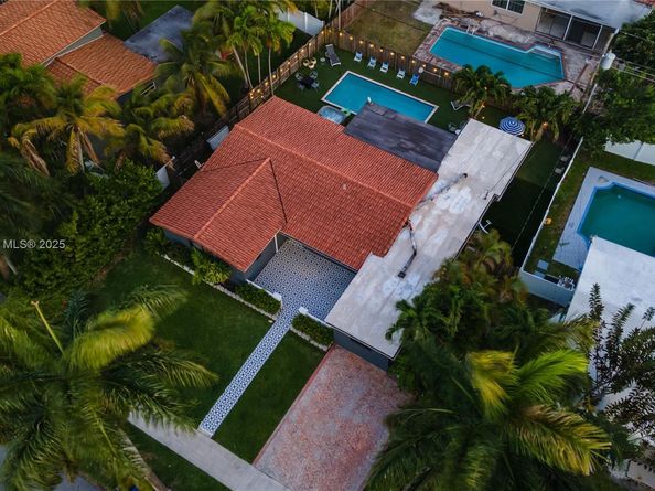 1024 NE 4th St, Hallandale Beach FL 33009
