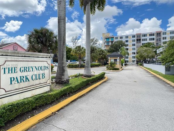 17890 W Dixie Hwy 319 Hwy 319, North Miami Beach FL 33160