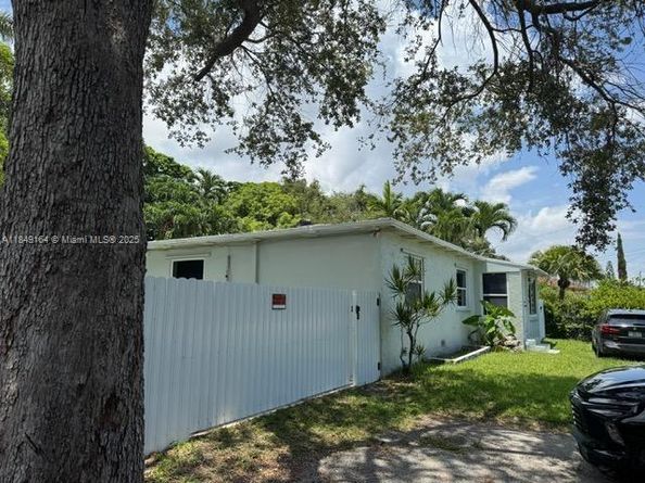 204 SW 7th Ave, Hallandale Beach FL 33009