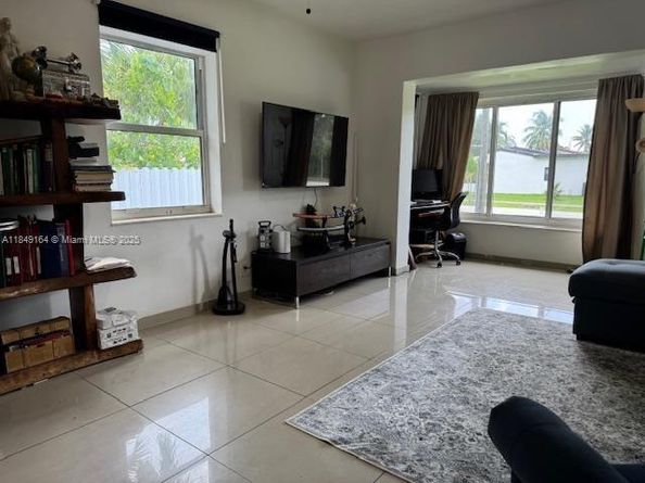 204 SW 7th Ave, Hallandale Beach FL 33009