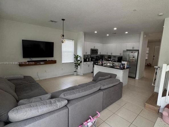 706 NE 191st Ter, Miami FL 33179
