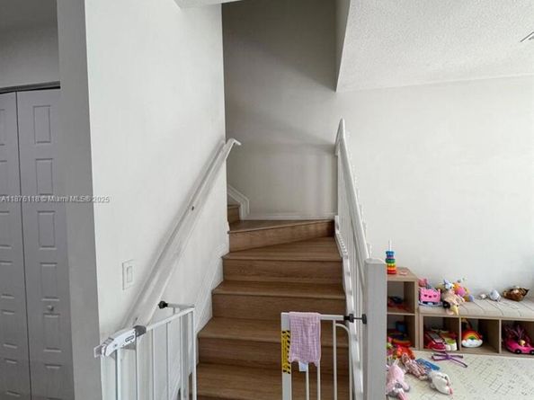 706 NE 191st Ter, Miami FL 33179