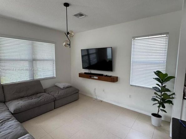 706 NE 191st Ter, Miami FL 33179