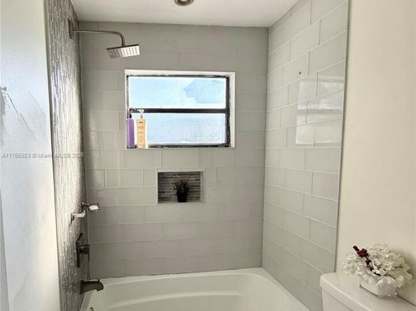 10449 NW 6th St, Pembroke Pines FL 33026