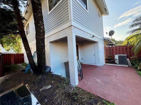 10449 NW 6th St, Pembroke Pines FL 33026