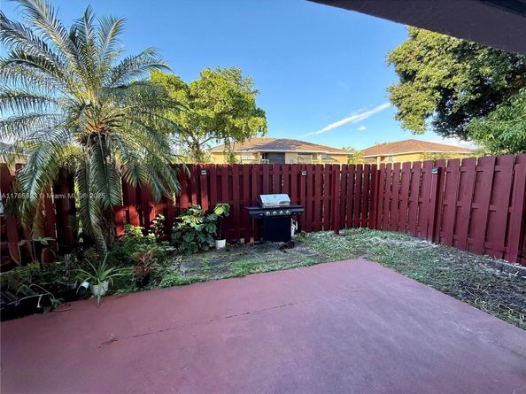 10449 NW 6th St, Pembroke Pines FL 33026