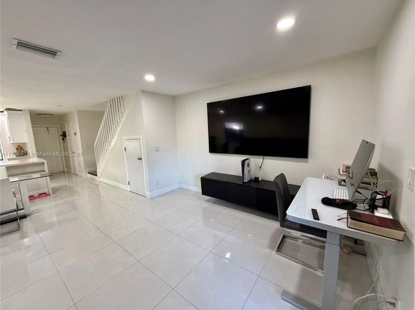 10449 NW 6th St, Pembroke Pines FL 33026