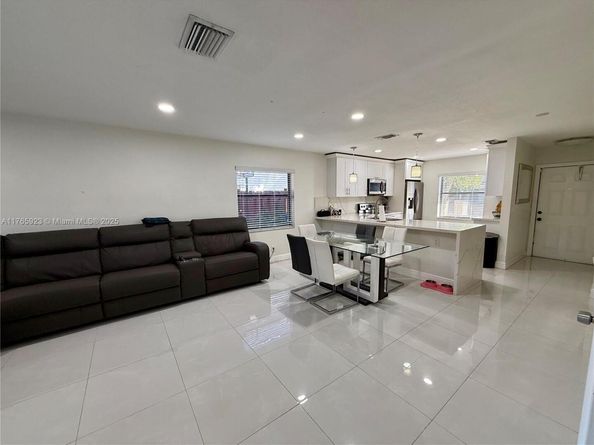 10449 NW 6th St, Pembroke Pines FL 33026