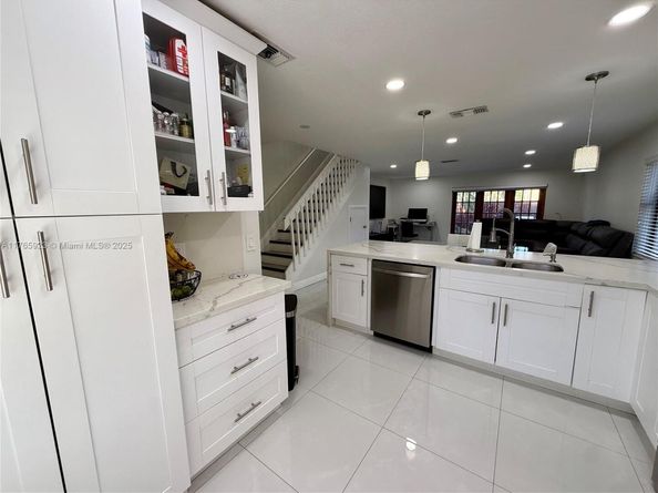 10449 NW 6th St, Pembroke Pines FL 33026