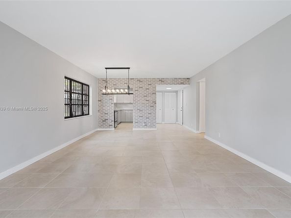 20801 San Simeon Way 105, Miami FL 33179