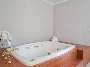 3500 Flamingo Dr, Miami Beach FL 33140