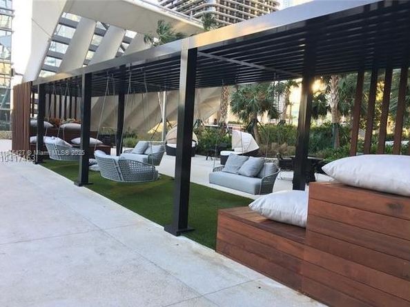 88 SW 7th St 2305, Miami FL 33130