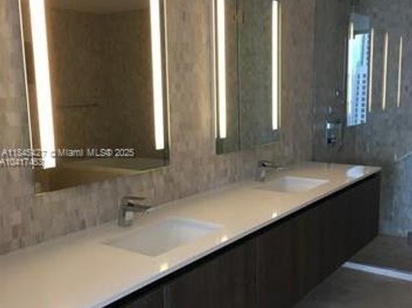 88 SW 7th St 2305, Miami FL 33130