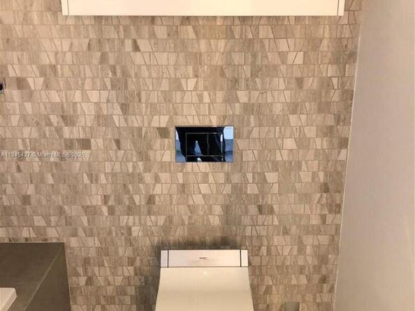 88 SW 7th St 2305, Miami FL 33130